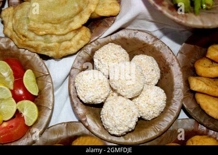 Rajgira laddu servieren in biologisch abbaubarer Einweg-Palash (Butea monosperma) Blattschale und Dona mit indischer Kultur, verschiedene indische Gerichte, Snacks sind erhältlich Stockfoto