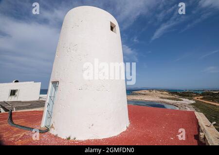 Es Molí de Sal ,Mühle, die zur alten Salzindustrie gehört.Molí des Carregador de la Sal, Formentera, Pitiusas-Inseln, Balearengemeinschaft, Spanien. Stockfoto