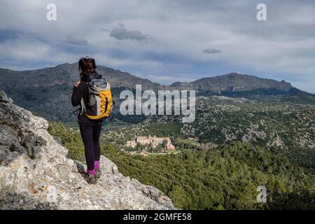 Wanderer beobachten das Heiligtum von Lluc, Escorca, Mallorca, Balearen, Spanien. Stockfoto