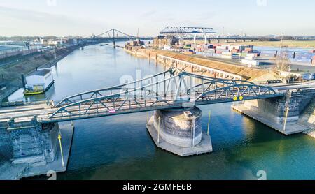 KREFELD / DEUTSCHLAND - 15. FEBRUAR 2017 : die historische Zugbrücke verbindet Linn mit dem Rheinhafen in Krefeld Stockfoto