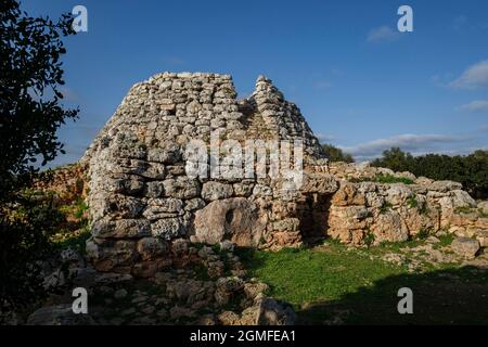 Cornia Nou, kegelförmiger Talayot und angeschlossenes Gebäude, Maó, Menorca, Balearen, Spanien. Stockfoto