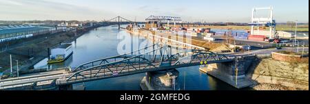 KREFELD / DEUTSCHLAND - 15. FEBRUAR 2017 : die historische Zugbrücke verbindet Linn mit dem Rheinhafen in Krefeld Stockfoto