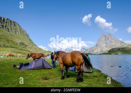 Zeltlager neben dem Gentau-See, Ayous-Seen-Tour, Nationalpark der Pyrenäen, Pyrenees Atlantiques, Frankreich. Stockfoto