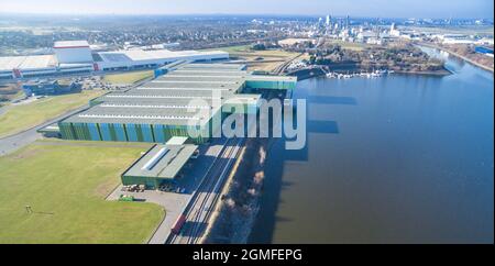 KREFELD / DEUTSCHLAND - 15. FEBRUAR 2017 : thyssenkrupp versendet seine Produkte aus dem Wendehafen Krefeld, Deutschland Stockfoto