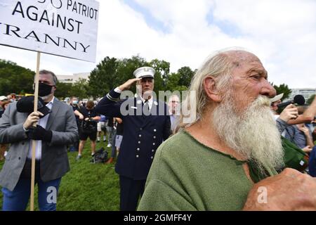 Washington, Usa. September 2021. Demonstranten versammeln sich während der Kundgebung „Justice for J6“ am Samstag, dem 18. September 2021 in Washington, DC. Mehr als 600 Menschen wurden bei der Pro-Trump-Demonstration am 6. Januar 2021 angeklagt, die sich in einen Aufruhr vor dem Kapitol verwandelte, bei dem 140 Polizisten verletzt wurden und zum Tod von fünf Personen führte. Foto von David Tulis/UPI Credit: UPI/Alamy Live News Stockfoto