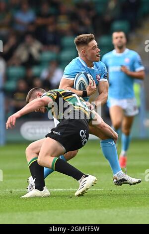 Northampton, Großbritannien. September 2021. Premiership Rugby. Northampton Saints V Gloucester Rugby. Franklin's Gardens. Weeden Road. Northampton. Stephen Varney (Gloucester) wird von Fraser Dingwall (Northanpton Saints) angegangen. Kredit: Sport In Bildern/Alamy Live Nachrichten Stockfoto