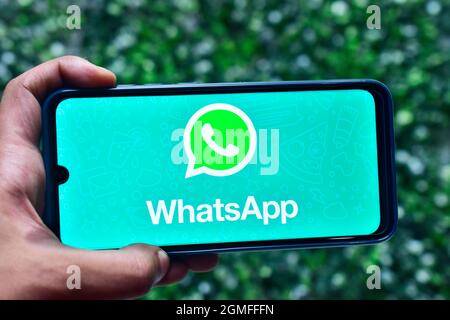 Neu Delhi, Indien - 08. September 2019: Smartphone mit WhatsApp-Logo in der Hand auf dem Bildschirm Stockfoto