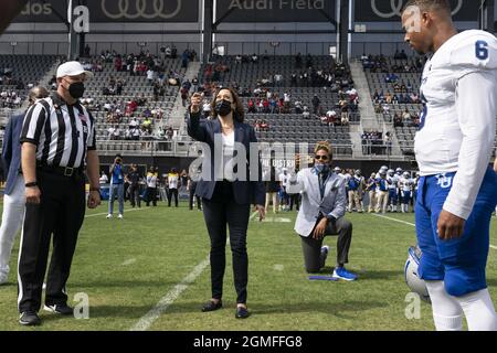 Washington, Usa. September 2021. Die US-Vizepräsidentin Kamala Harris wirft am Samstag, den 18. September, eine Münze vor dem Fußballspiel der Howard University und der Hampton University auf dem Audi Field in Washington, DC, USA, 2021. Die beiden Teams, beide historisch schwarze Universitäten, spielen das erste Truth and Service Classic Spiel, das in Partnerschaft mit Events DC veranstaltet wird. Foto von Joshua Roberts/UPI Kredit: UPI/Alamy Live Nachrichten Stockfoto