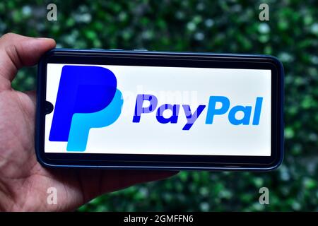 Neu Delhi, Indien - 08. September 2019: Mit PayPal auf dem Smartphone Stockfoto