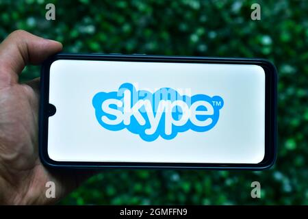 Neu Delhi, Indien - 08. September 2019: Skype auf dem Smartphone verwenden Stockfoto
