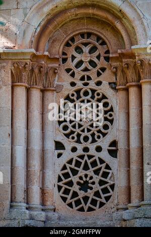 Ermita de Santa Coloma, Fenster in einem halbrunden Bogen, Albendiego, Provinz Guadalajara, Spanien. Stockfoto