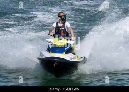 Thames Estuary, Southend on Sea, Essex, Großbritannien. September 2021. Die Menschen haben einen warmen und sonnigen Tag in Southend genossen, an dem einige mit Jetskis ins Wasser gefahren sind Stockfoto