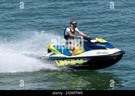 Thames Estuary, Southend on Sea, Essex, Großbritannien. September 2021. Die Menschen haben einen warmen und sonnigen Tag in Southend genossen, an dem einige mit Jetskis ins Wasser gefahren sind Stockfoto