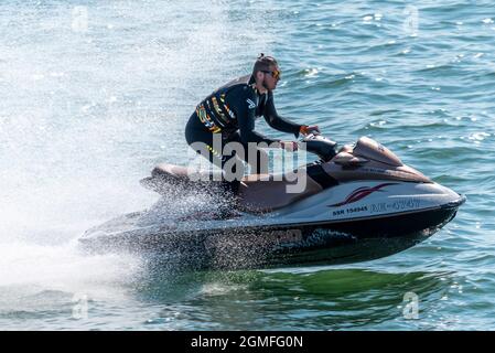 Thames Estuary, Southend on Sea, Essex, Großbritannien. September 2021. Die Menschen haben einen warmen und sonnigen Tag in Southend genossen, an dem einige mit Jetskis ins Wasser gefahren sind Stockfoto