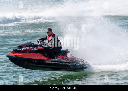 Thames Estuary, Southend on Sea, Essex, Großbritannien. September 2021. Die Menschen haben einen warmen und sonnigen Tag in Southend genossen, an dem einige mit Jetskis ins Wasser gefahren sind Stockfoto