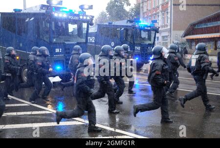 Leipzig, Deutschland. September 2021. Polizisten laufen über eine Kreuzung im Bezirk Connewitz. Nach dem offiziellen Ende der Demonstration „Wir sind alle LinX“ wurden im Leipziger Stadtteil Connewitz Barrikaden errichtet und in Brand gesetzt. Quelle: Sebastian Willnow/dpa-Zentralbild/dpa/Alamy Live News Stockfoto