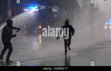 Leipzig, Deutschland. September 2021. Im Bezirk Connewitz werden polizeiliche Wasserwerfer eingesetzt. Nach dem offiziellen Ende der Demonstration „Wir sind alle LinX“ wurden im Leipziger Stadtteil Connewitz Barrikaden errichtet und in Brand gesetzt. Quelle: Sebastian Willnow/dpa-Zentralbild/dpa/Alamy Live News Stockfoto