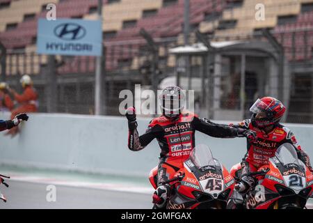 Circuit de Barcelona-Catalunya, Barcelona, Spanien, 18. September 2021, Herzlichen Glückwunsch.. nr. 45 Scott Redding 1. Nr. 21 Michael Ruben Rinaldi 3. Während des Rennens der FIM Superbike-Weltmeisterschaft 2021 - Race1 - Superbike-Weltmeisterschaft - SBK Stockfoto