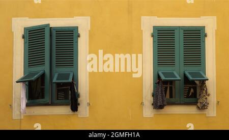 fenster mit Fensterläden, Ajacio, Korsika, Frankreich Stockfoto