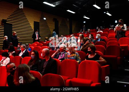 Das Publikum (öffentlich) während der Einweihung eines neuen Theaters (oder Theaters) in Bry-sur-Marne, Val-de-Marne, Region Ile-de-France, in der Nähe von Paris, Frankreich, Am 17. September 2021. Foto von Victor Joly/ABACAPRESS.COM Stockfoto