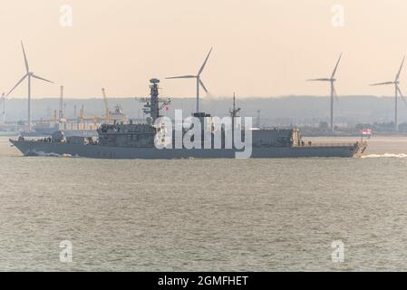 Southend on Sea, Essex, Großbritannien. September 2021. Die Typ 23-Fregatte HMS Argyll hat die Themse befahren, um nach der Ausstellung auf der Defence & Security Equipment International (DSEI)-Veranstaltung in Excel London in die Nordsee zu fahren. Das Schiff wurde im Royal Victoria Dock neben moderneren Geräten vertäut. Die Fregatte ist die älteste Type 23, die derzeit der Royal Navy dient und 2023 in den Ruhestand gehen soll, nachdem sie 1989 ins Leben gerufen wurde Stockfoto