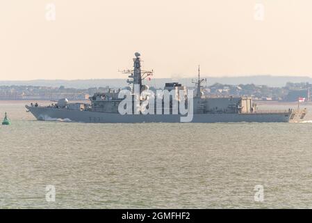 Southend on Sea, Essex, Großbritannien. September 2021. Die Typ 23-Fregatte HMS Argyll hat die Themse befahren, um nach der Ausstellung auf der Defence & Security Equipment International (DSEI)-Veranstaltung in Excel London in die Nordsee zu fahren. Das Schiff wurde im Royal Victoria Dock neben moderneren Geräten vertäut. Die Fregatte ist die älteste Type 23, die derzeit der Royal Navy dient und 2023 in den Ruhestand gehen soll, nachdem sie 1989 ins Leben gerufen wurde Stockfoto