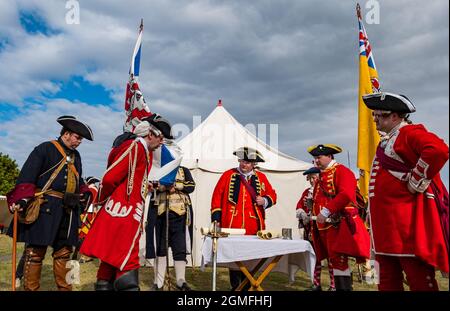 Prestonpans, East Lothian, Schottland, Großbritannien, 18. September 2021 Schlacht von Prestonpans Nachstellung: Die Schlacht von Prestonpans im Jahr 1745 war eine der kürzesten Schlachten in der britischen Geschichte. Im Bild: Der Kriegsrat der hannoverschen Armee in ihrem Militärlager unter der Leitung von Sir John Cope Stockfoto