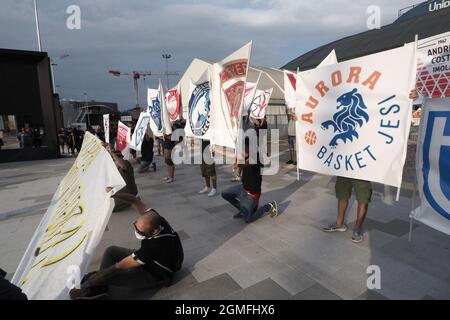 Casalecchio Di Reno, Italien. September 2021. Flash Mob tifosi Unterstützer Squadre Korb nazionali per ingresso senza limiti ai Palazzi dello Sport - foto Michele Nucci Kredit: Unabhängige Fotoagentur/Alamy Live News Stockfoto