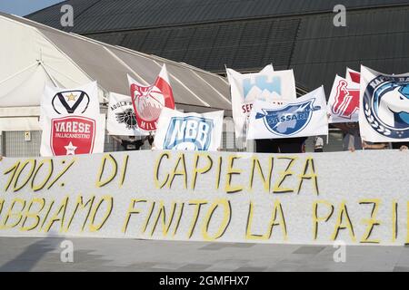 Casalecchio Di Reno, Italien. September 2021. Flash Mob tifosi Unterstützer Squadre Korb nazionali per ingresso senza limiti ai Palazzi dello Sport - foto Michele Nucci Kredit: Unabhängige Fotoagentur/Alamy Live News Stockfoto