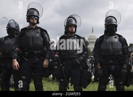 Washington, Usa. September 2021. Bei der Kundgebung „Justice for J6“ in Washington, DC, am Samstag, dem 18. September 2021, steht die Polizei mit ihrer Ausrüstung als Wache. Mehr als 600 Menschen wurden bei der Pro-Trump-Demonstration am 6. Januar 2021 angeklagt, die sich in einen Aufruhr vor dem Kapitol verwandelte, bei dem 140 Polizisten verletzt wurden und zum Tod von fünf Personen führte. Foto von Leigh Vogel/UPI Credit: UPI/Alamy Live News Stockfoto