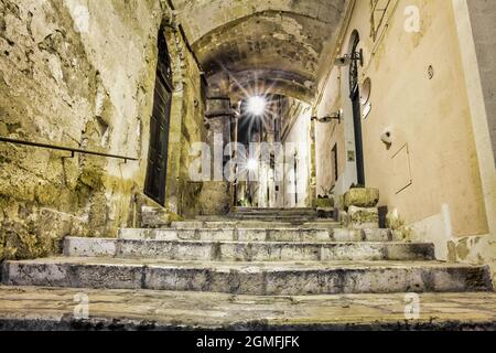 Straßen der Stadt Mdera auf einem Felsvorsprung in der Region Basilicata in Süditalien bei Nacht Stockfoto