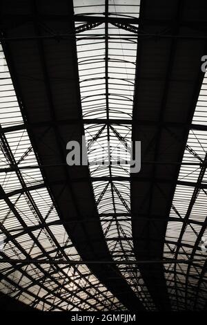 Das Vordach des Bahnhofs Liverpool Lime Street, Großbritannien. Stockfoto