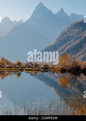 Bergsee mit Spiegelung im Herbst Landschaft und Gipfel der Berge Stockfoto