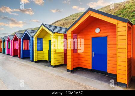 Strandhütten an der unteren Promenade, Saltburn by the Sea, Redcar and Cleveland District, North Yorkshire, England, Großbritannien Stockfoto