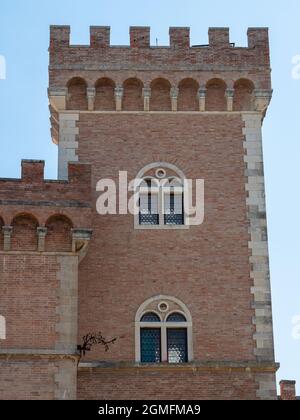 Umkämpfter Turm der mittelalterlichen Burg am Eingang zum Dorf Bolgheri. Stockfoto