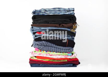 Kleidung und Accessoires - Gruppe Stapel Stapel bunte Jeans auf weißem Hintergrund Stockfoto