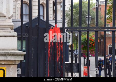 London, Großbritannien. September 2021. Roter Farbstoff an den Toren der Downing Street. Menschenmengen marschierten durch das Zentrum Londons und versammelten sich vor der Downing Street aus Protest gegen COVID-19-Impfstoffe, Impfungen für Kinder und Impfpass. Kredit: Vuk Valcic / Alamy Live Nachrichten Stockfoto