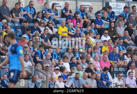 High Wycombe, Großbritannien. September 2021. Unterstützer von Wycombe Wanderers während des Spiels der Sky Bet League 1 zwischen Wycombe Wanderers und Charlton Athletic am 18. September 2021 in Adams Park, High Wycombe, England. Foto von Andy Rowland. Quelle: Prime Media Images/Alamy Live News Stockfoto