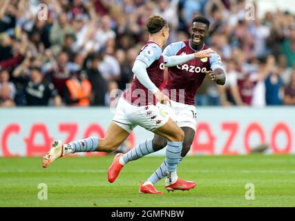 Matty Cash von Aston Villa (links) feiert das erste Tor ihrer Spieleseite während des Premier League-Spiels in Villa Park, Birmingham. Bilddatum: Samstag, 18. September 2021. Stockfoto