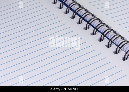 Offene leere linierte Seite Notizbuch, gestreifte Notizbuch Papier Textur. Papierhintergrund Stockfoto