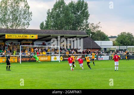 Leamington, Warwickshire, Großbritannien. September 2021. Der FC Leamington spielte heute in der zweiten Qualifikationsrunde des FA Cup in der Harbury Lane die Stone Old Alleynians. Der FC Leamington gewann 3-1 und geht in die nächste Runde. Dan Turner wandelt in der 83. Minute einen Elfmeter um, um Leamington eine Führung von 3-1 zu geben. Quelle: AG News/Alamy Live News Stockfoto