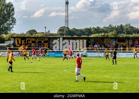 Leamington, Warwickshire, Großbritannien. September 2021. Der FC Leamington spielte heute in der zweiten Qualifikationsrunde des FA Cup in der Harbury Lane die Stone Old Alleynians. Der FC Leamington gewann 3-1 und geht in die nächste Runde. Quelle: AG News/Alamy Live News Stockfoto