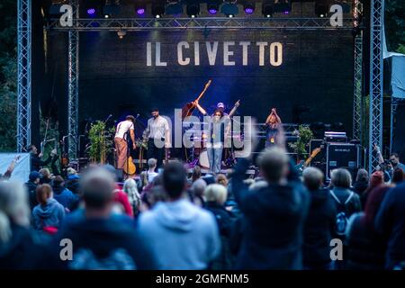 Jamel, Deutschland. September 2021. Die Band 'Il Civetto' spielt beim Konzert 'Jamel rockt den Förster' in dem kleinen Dorf bei Wismar. Das landesweit bekannte Fest ist ein Zeichen des Engagements der Zivilgesellschaft gegen die starke Neonazi-Szene im Dorf. Quelle: Jens Büttner/dpa-Zentralbild/dpa/Alamy Live News Stockfoto