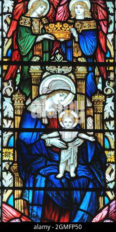 Jungfrau Maria und Jesuskind, Glasfenster, 1895, Blakeney Church, Norfolk, England Stockfoto