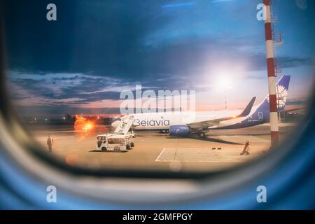 Flugzeuge Die Flugzeuge Der Airlines Belavia Stehen Am Nationalen Flughafen Von Minsk. Ansicht Aus Dem Flugzeugfenster. Reise- Und Transportkonzept Stockfoto