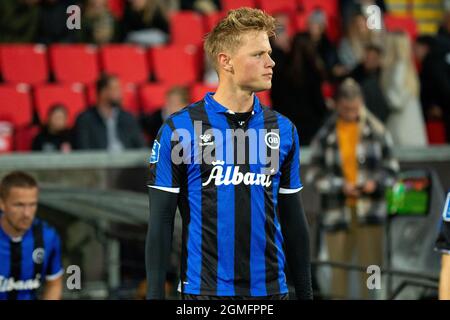 Aalborg, Dänemark. September 2021. Jeppe Tverskov von Odense Boldklub steigt in den 3F Superliga-Match zwischen Aalborg Boldklub und Odense Boldklub im Aalborg Portland Park in Aalborg ein. (Foto: Gonzales Photo/Alamy Live News Stockfoto