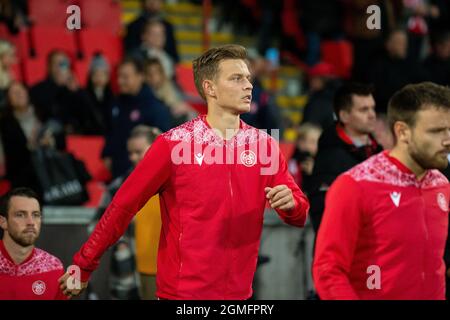 Aalborg, Dänemark. September 2021. Mathias Ross von der AAB steigt in das 3F Superliga-Match zwischen Aalborg Boldklub und Odense Boldklub im Aalborg Portland Park in Aalborg ein. (Foto: Gonzales Photo/Alamy Live News Stockfoto