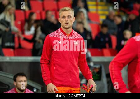 Aalborg, Dänemark. September 2021. Torwart Jacob Rinne von der AAB steigt in das 3-F-Superliga-Spiel zwischen Aalborg Boldklub und Odense Boldklub im Aalborg Portland Park in Aalborg ein. (Foto: Gonzales Photo/Alamy Live News Stockfoto