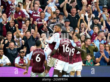 Die Spieler von Aston Villa feiern vor den Fans, nachdem Evertons Lucas Digne (nicht abgebildet) beim Premier League-Spiel in Villa Park, Birmingham, ein eigenes Tor erzielt hat. Bilddatum: Samstag, 18. September 2021. Stockfoto