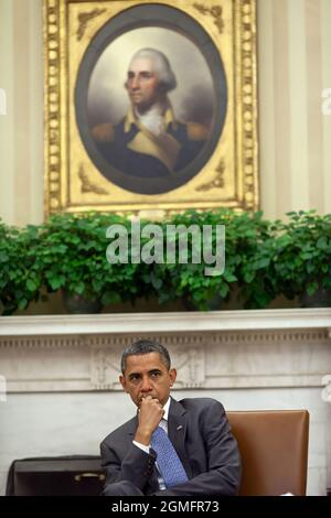 Präsident Barack Obama wird während eines Treffens mit hochrangigen Beratern im Oval Office am 18. August 2011 informiert. (Offizielles Foto des Weißen Hauses von Pete Souza) Dieses offizielle Foto des Weißen Hauses wird nur zur Veröffentlichung durch Nachrichtenorganisationen und/oder zum persönlichen Druck durch die Betreffzeile(en) des Fotos zur Verfügung gestellt. Das Foto darf in keiner Weise manipuliert werden und darf nicht in kommerziellen oder politischen Materialien, Anzeigen, E-Mails, Produkten oder Werbeaktionen verwendet werden, die in irgendeiner Weise die Zustimmung oder Billigung des Präsidenten, der ersten Familie oder des Weißen Hauses nahelege. Stockfoto